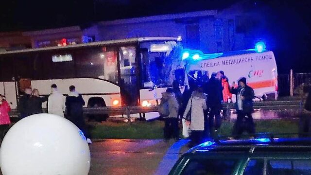 Тежка катастрофа между автобус и линейка, има загинал 