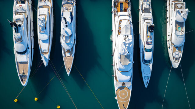 Снимка: 7 луксозни яхти за над 100 млн. долара потънаха при пожар на яхтено пристанище