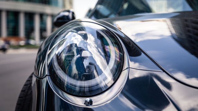 Снимка: Хиляди луксозни автомобили са блокирани на остров заради войната в Близкия изток