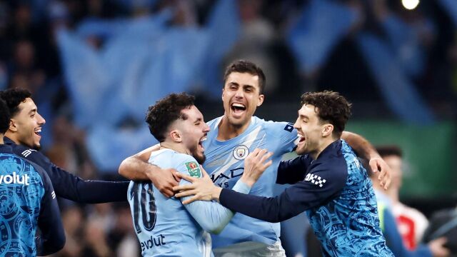 Снимка: Арсенал се сгромолясва: Манчестър Сити с купа!