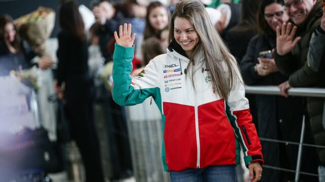 Снимка: Бронзовата Лора Христова у нас: Вече осъзнах какво стана! (ВИДЕО)