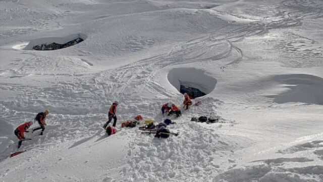 Снимка: Мъж оцеля по чудо, след като падна в 25-метрова пропаст, скрита под сняг (СНИМКИ)