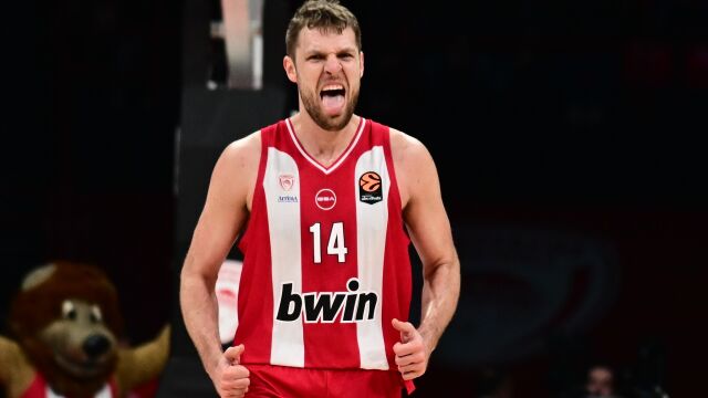 Снимка: Треска за билети заради мача на Александър Везенков в София