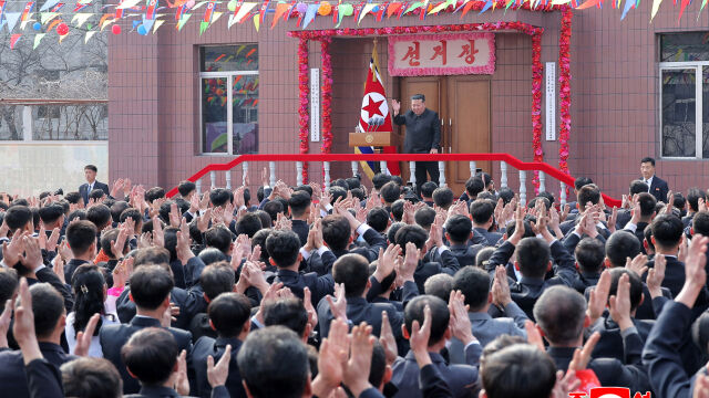 Снимка: Работа по 16 часа и заплати от 10 долара: Над 100 000 севернокорейци осъдени на принудителен труд 