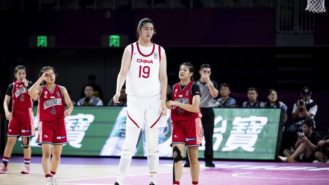 Снимка: Никой не може да я спре: Тя е само на 18, висока е 220 см и Китай разчита на нея! (ВИДЕО)