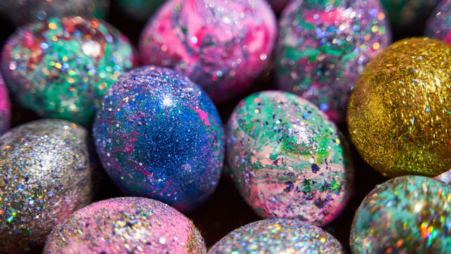 Снимка: Космически великденски яйца: Как да нарисуваме галактика и Млечен път (ВИДЕО)