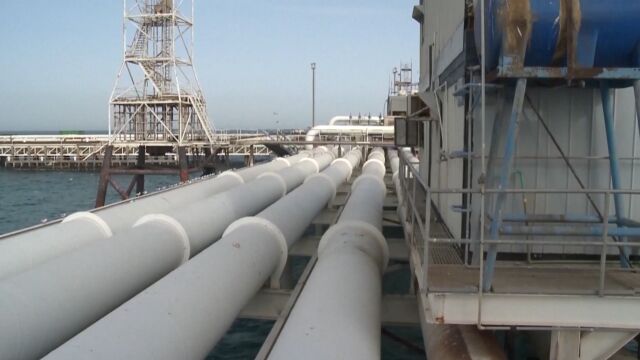 Петролът достига 110 долара за барел, Азия въвежда спешни мерки срещу енергийната криза