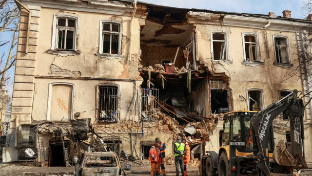 Снимка: Ранени и загинали при удари по жилищни сгради и родилен дом в Украйна