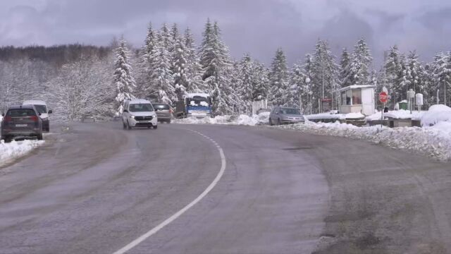 Сняг блокира Петрохан: Движението на тирове е ограничено