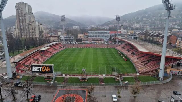 Снимка: Оферта като никоя друга! Предлагат Лада и картофи за Босна - Италия от... балкон? 