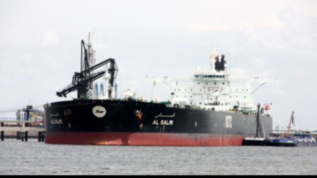 Снимка: Два танкера пламнаха в Персийския залив след удари на снаряди 