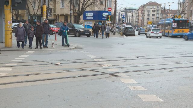 Опасност на „Петте кьошета“: Парче от релса проби кола в движение