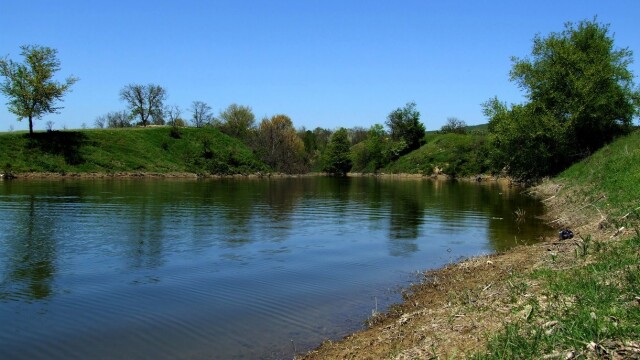 Снимка: Почивна база замърсява яз. „Цонево“ с фекални води