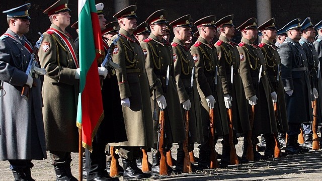 Снимка: Почести за военните преди празника