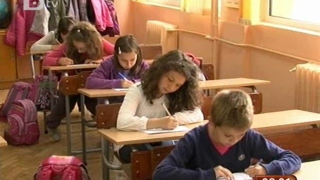 Снимка: Деца решават задачи за малката матура по математика