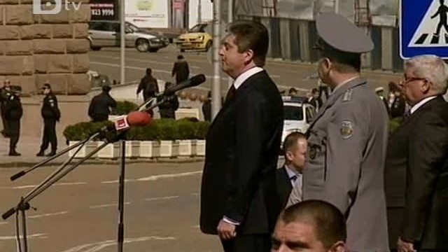 Снимка: Президентът се извини за съкращенията в армията