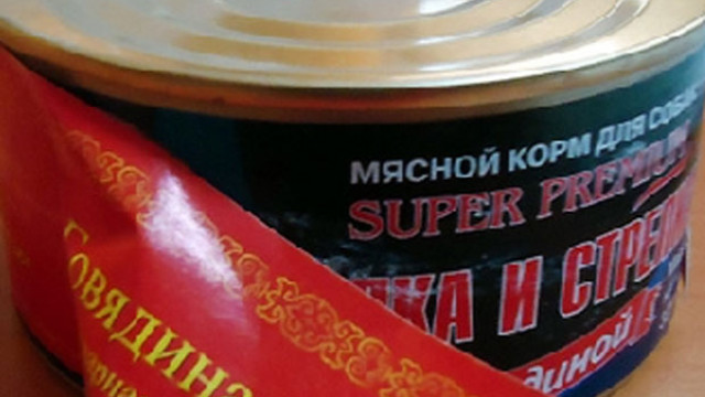 Снимка: Хранят руски войници с кучешки консерви