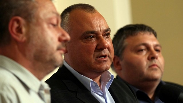 Снимка: Трима напуснаха редиците на 