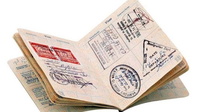 Снимка: Български паспорт открит в катастрофирала кола в Македония