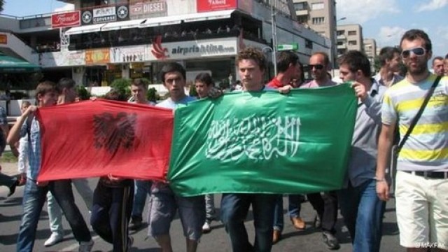 Снимка: Албанци замеряха с камъни сградата на правителството в Скопие