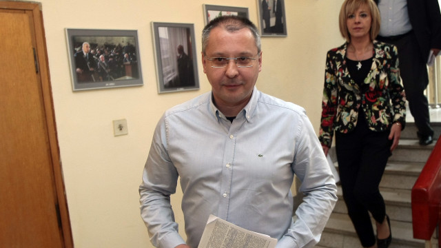 Снимка: Станишев брои подписите за 