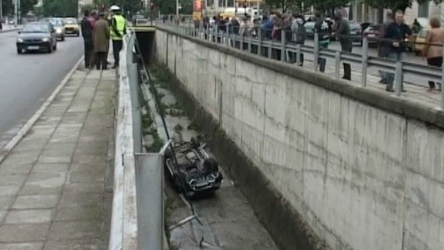 Снимка: Луксозен джип летя 7 метра, падна в коритото на река