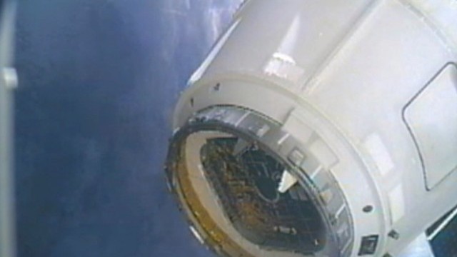 Снимка: Първият частен космически кораб достигна до МКС