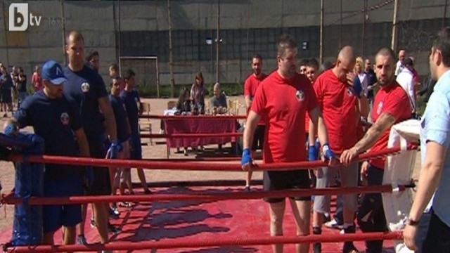 Снимка: Затворници борят агресията зад решетките с боксови ръкавици