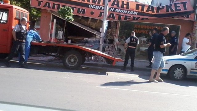 Снимка: Кола влезе във витрина на магазин