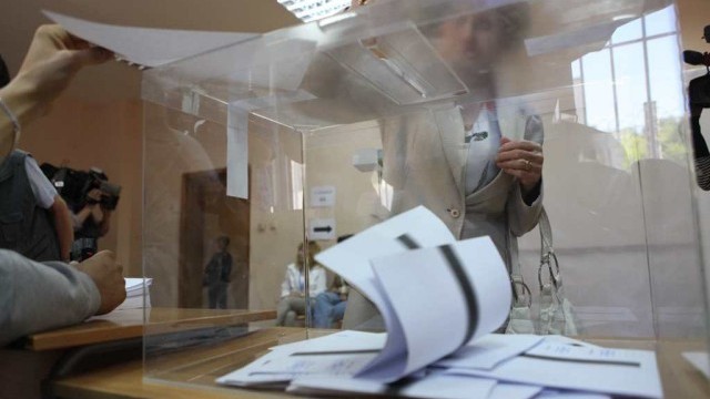 Снимка: Управляващи и опозиция - еднакво колебливи за орязване на партийните субсидии