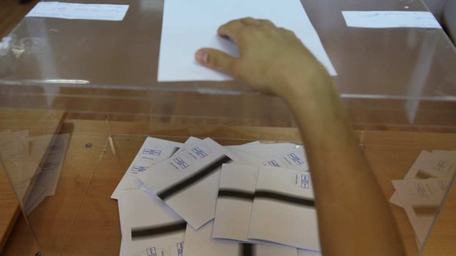 Снимка: Броят наново бюлетините от кметския вот във Ветово