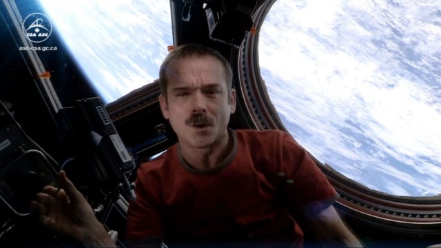 Снимка: Канадски астронавт на борда на МКС записа клип с песента на Дейвид Боуи 