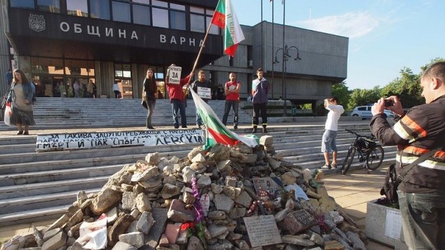 Снимка: Около 20 варненци се събраха на протест