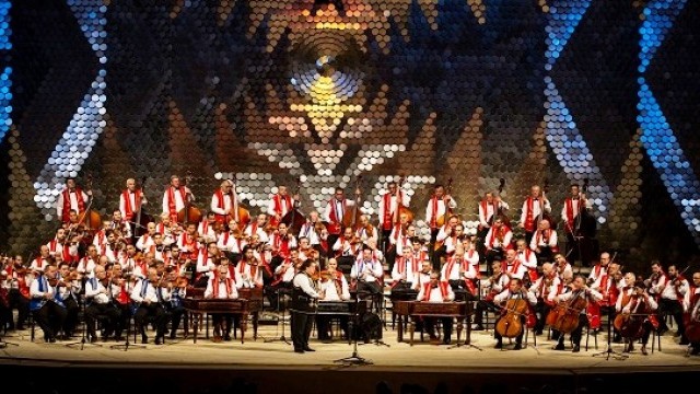 Снимка: Готови за 100 GYPSY VIOLINS!