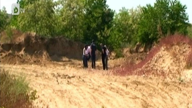 Снимка: Крадци заграбват тонове пясък от дюните край Несебър