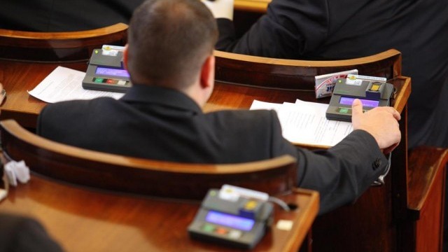 Снимка: Край на политическото номадство или начало на парламентарното роене?