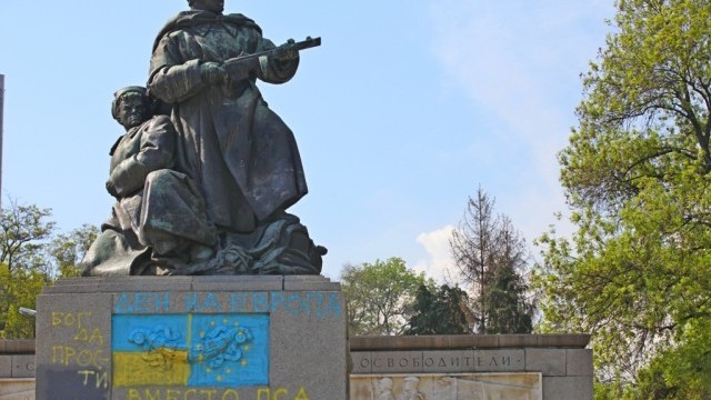 Снимка: Отново изрисуван паметник