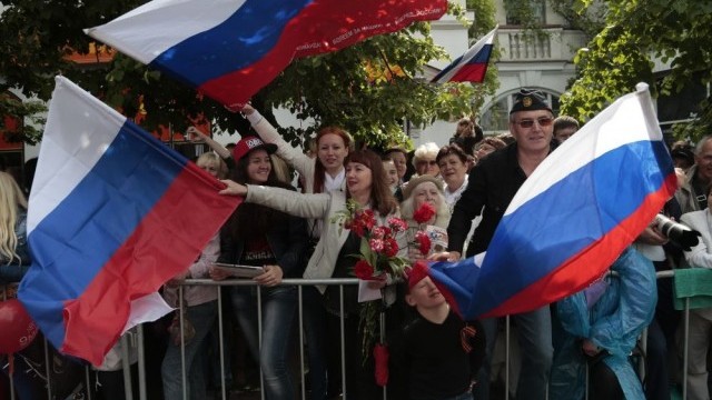 Снимка: Арестуваха 20 руснаци в Будва, развявали руски знамена