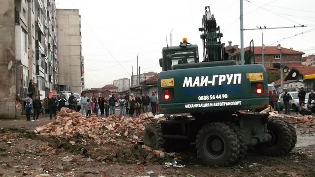 Снимка: Булдозери вместо кебапчета в ромски махали