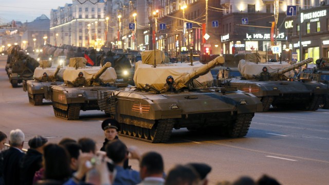 Снимка: Роботизиран танк, супер гаубица и куп върхови руски военни разработки