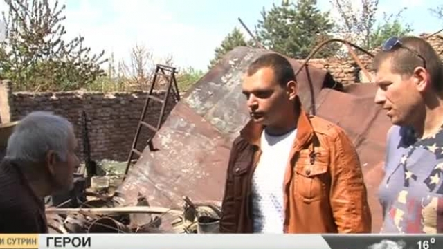 Снимка: Младежи спасиха възрастен мъж от горящия му дом