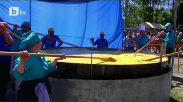 Снимка: Сготвиха най-голямата в света тортиля (ВИДЕО)