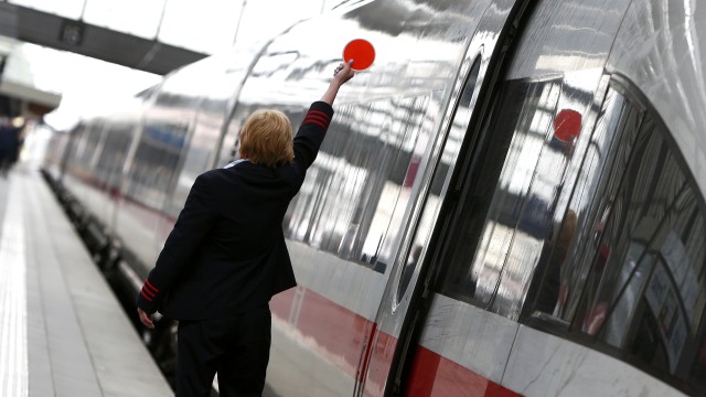 Снимка: Наплюта при опит да бъде ударена с бутилка: Отново нападнаха кондуктор в германските железници