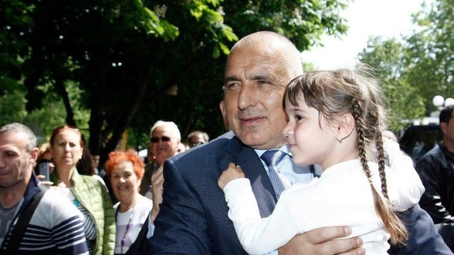 Снимка: Защо премиерът целуна 4-годишната Теди от Бургас