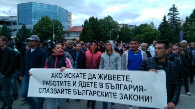 Снимка: Раднево след сблъсъците: Ранени, обвинени и нови протести