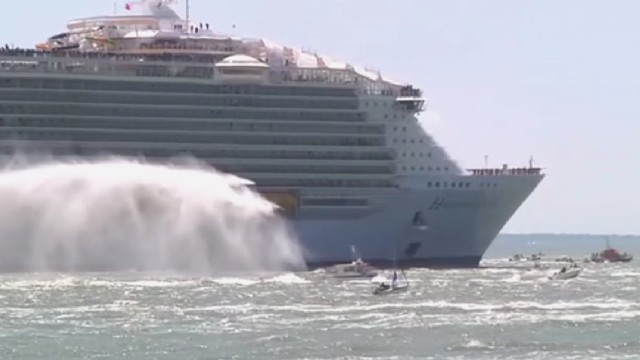 Снимка: Най-големият круизен кораб в света бе спуснат по вода