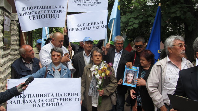 Снимка: Русенски татари протестираха пред руското консулство (СНИМКИ)