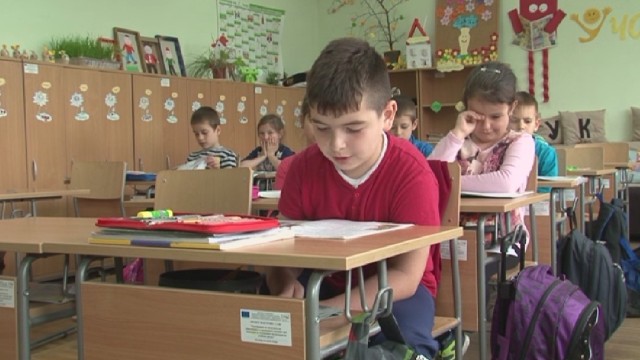 Снимка: Новите правила за оценка на учебниците може да доведат до хаос