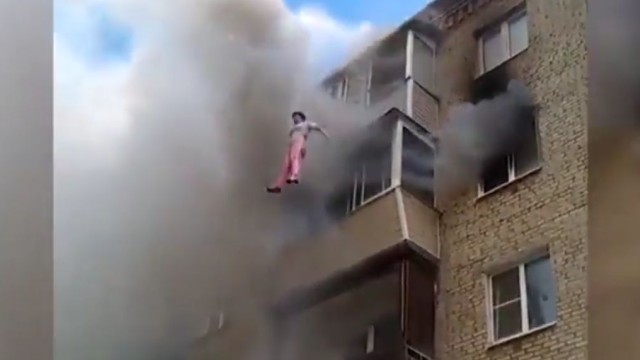 Снимка: Руско семейство скочи от петия етаж...и оцеля (ВИДЕО)