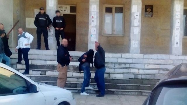 Снимка: Спецакция в Галиче: Задържаха кмета Ценко Чоков и синовете му